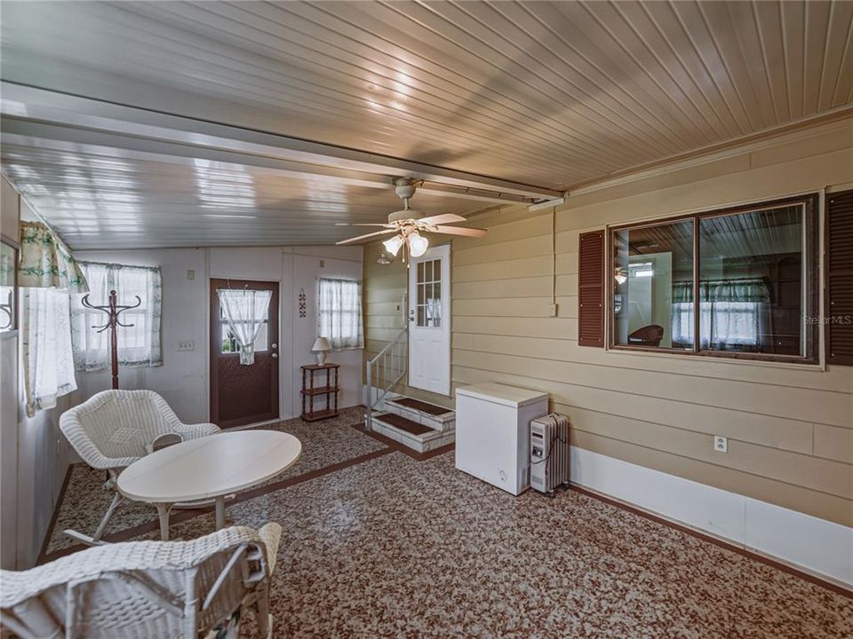 For Sale: $159,900 (2 beds, 2 baths, 1296 Square Feet)