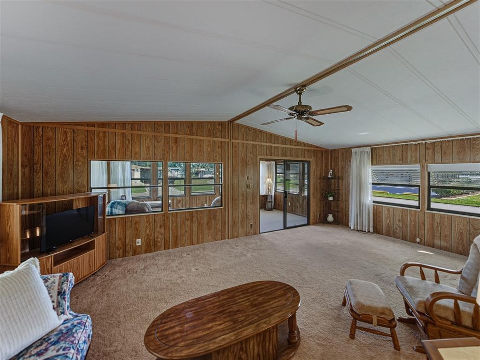 For Sale: $159,900 (2 beds, 2 baths, 1296 Square Feet)