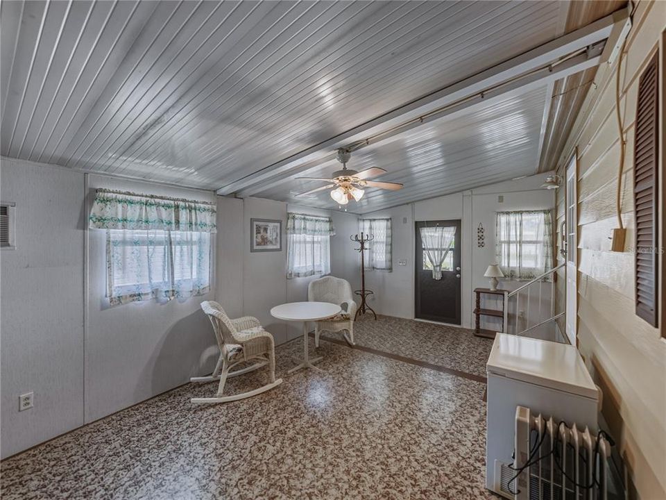 For Sale: $159,900 (2 beds, 2 baths, 1296 Square Feet)