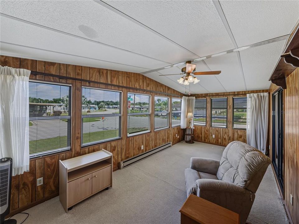 For Sale: $159,900 (2 beds, 2 baths, 1296 Square Feet)