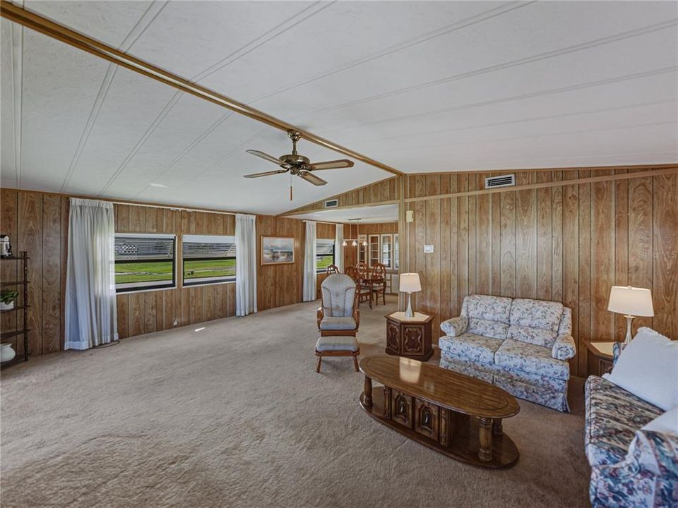 For Sale: $159,900 (2 beds, 2 baths, 1296 Square Feet)