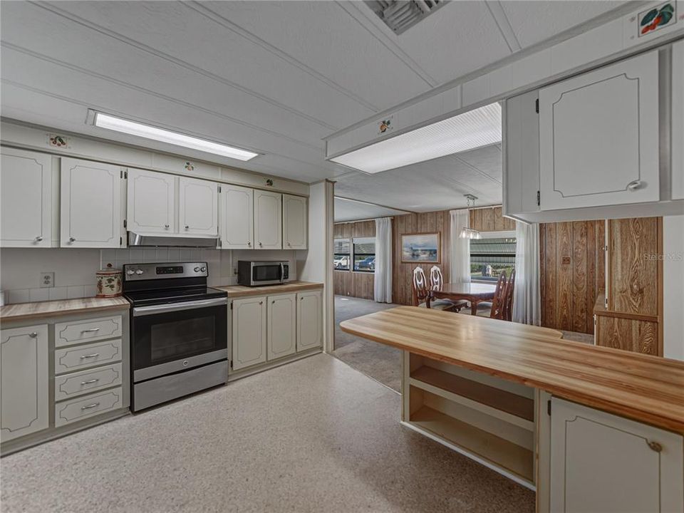 For Sale: $159,900 (2 beds, 2 baths, 1296 Square Feet)