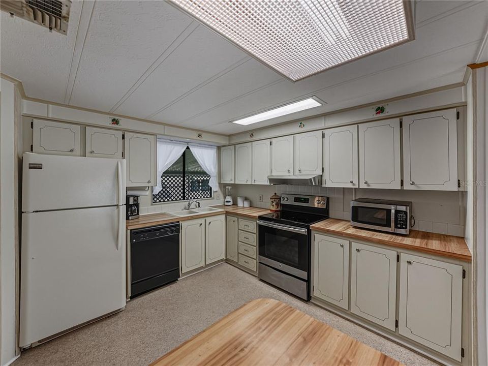 For Sale: $159,900 (2 beds, 2 baths, 1296 Square Feet)