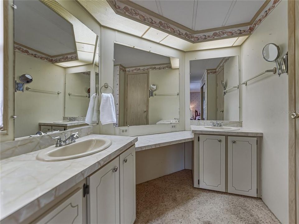 For Sale: $159,900 (2 beds, 2 baths, 1296 Square Feet)