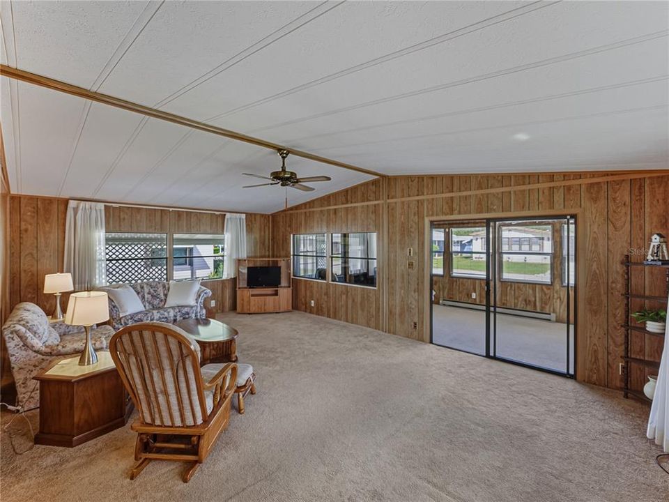 For Sale: $159,900 (2 beds, 2 baths, 1296 Square Feet)