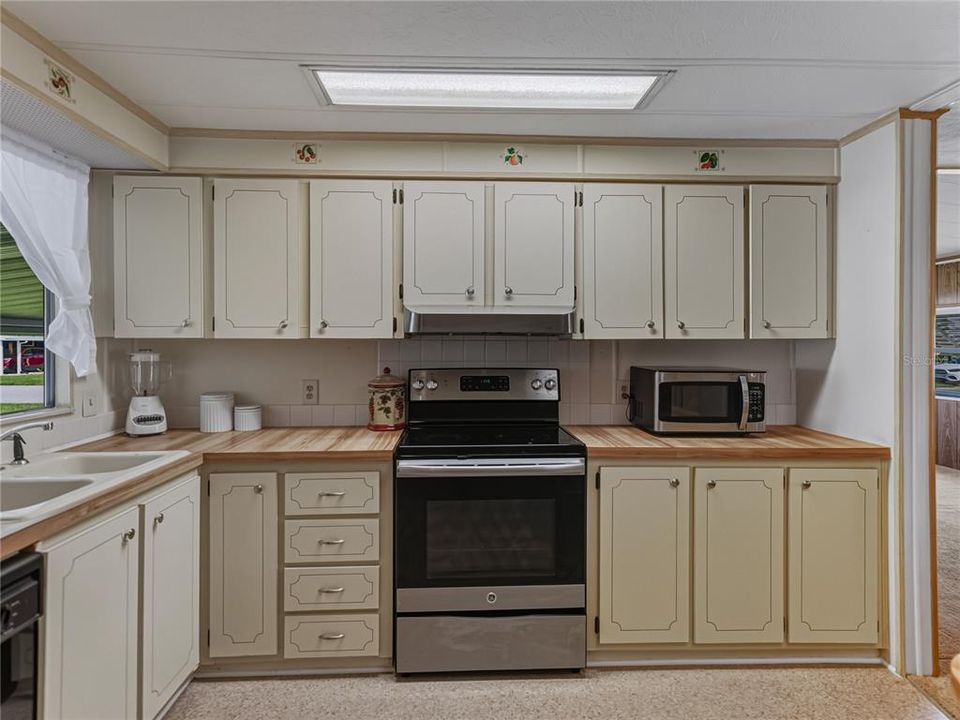 For Sale: $159,900 (2 beds, 2 baths, 1296 Square Feet)