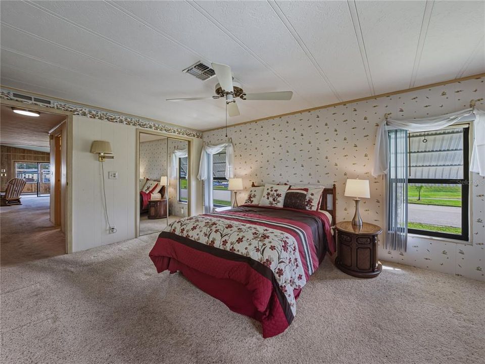 For Sale: $159,900 (2 beds, 2 baths, 1296 Square Feet)