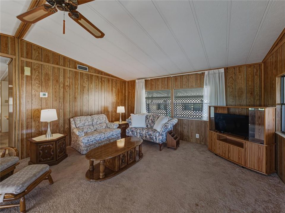 For Sale: $159,900 (2 beds, 2 baths, 1296 Square Feet)