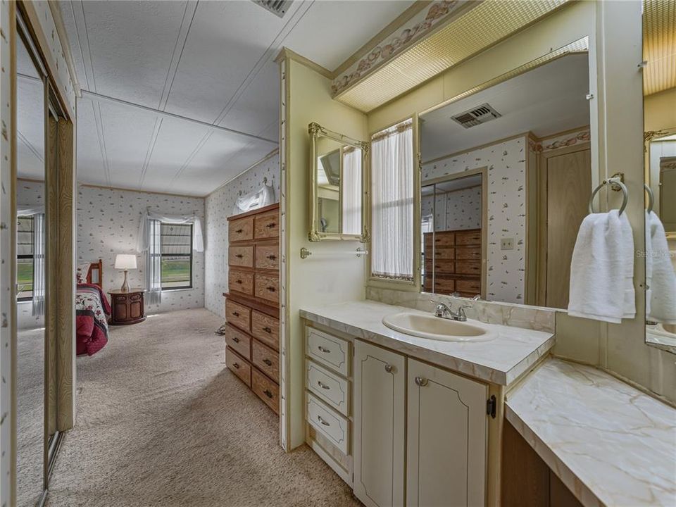 For Sale: $159,900 (2 beds, 2 baths, 1296 Square Feet)