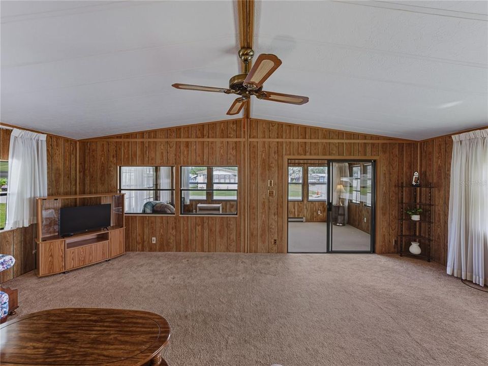 For Sale: $159,900 (2 beds, 2 baths, 1296 Square Feet)