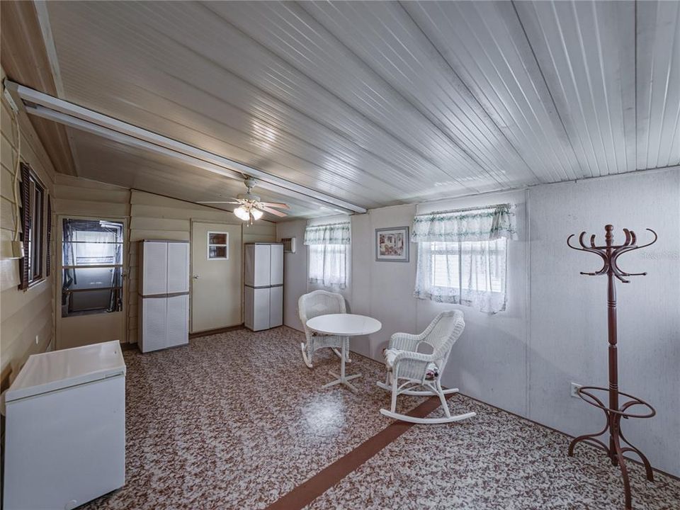 For Sale: $159,900 (2 beds, 2 baths, 1296 Square Feet)