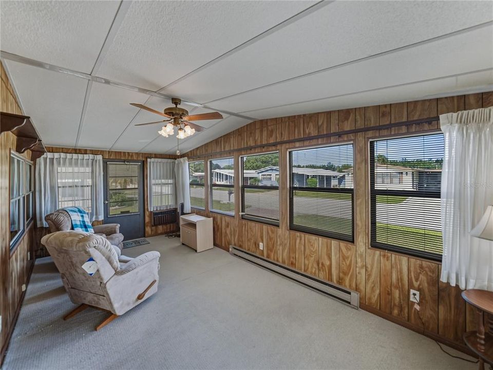 For Sale: $159,900 (2 beds, 2 baths, 1296 Square Feet)