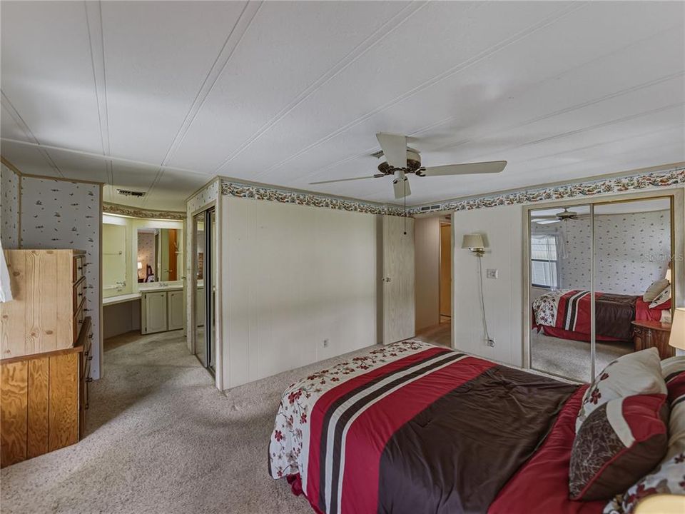 For Sale: $159,900 (2 beds, 2 baths, 1296 Square Feet)