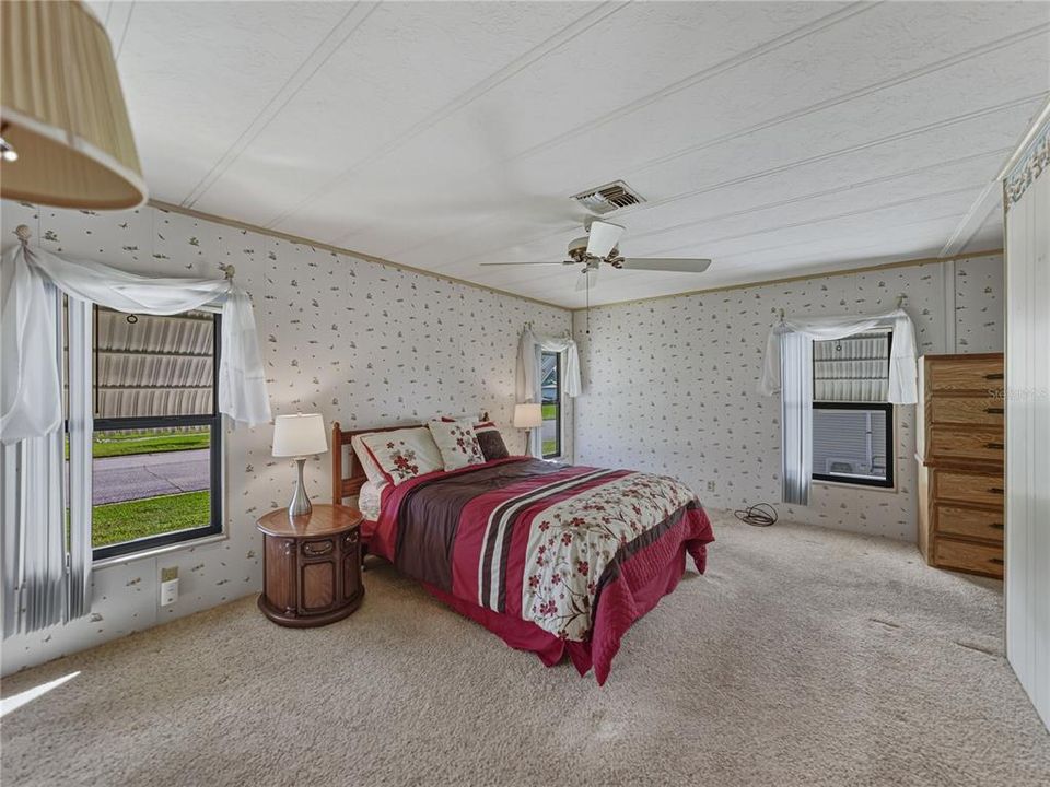 For Sale: $159,900 (2 beds, 2 baths, 1296 Square Feet)