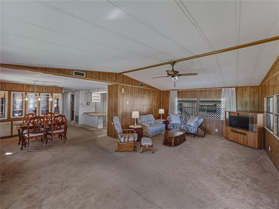 For Sale: $159,900 (2 beds, 2 baths, 1296 Square Feet)