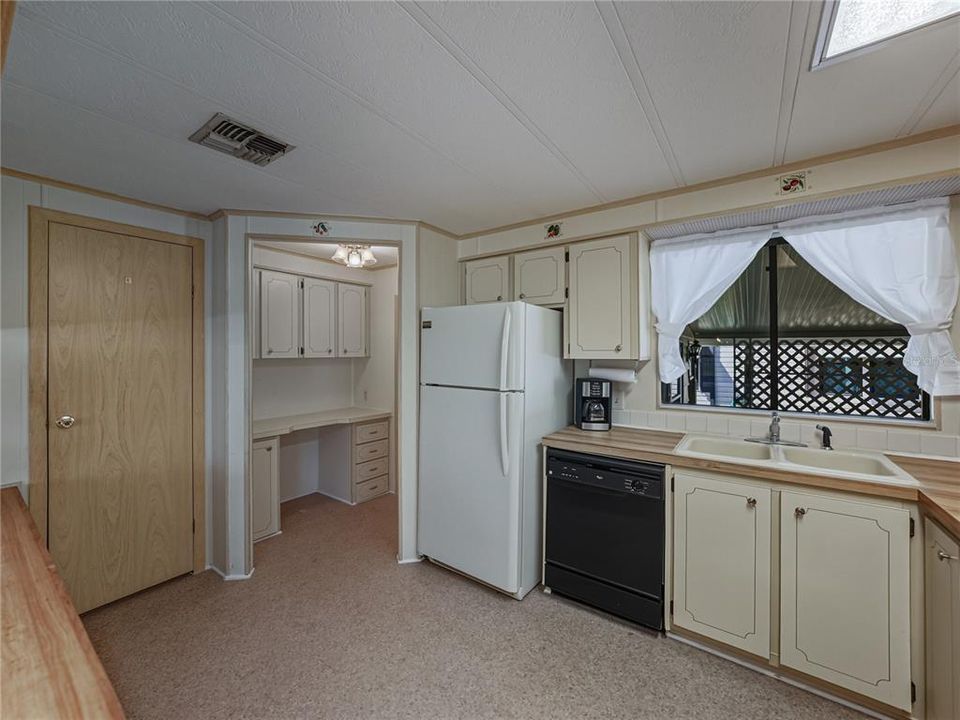 For Sale: $159,900 (2 beds, 2 baths, 1296 Square Feet)
