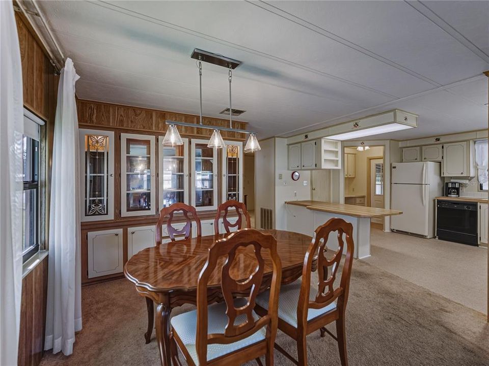 For Sale: $159,900 (2 beds, 2 baths, 1296 Square Feet)