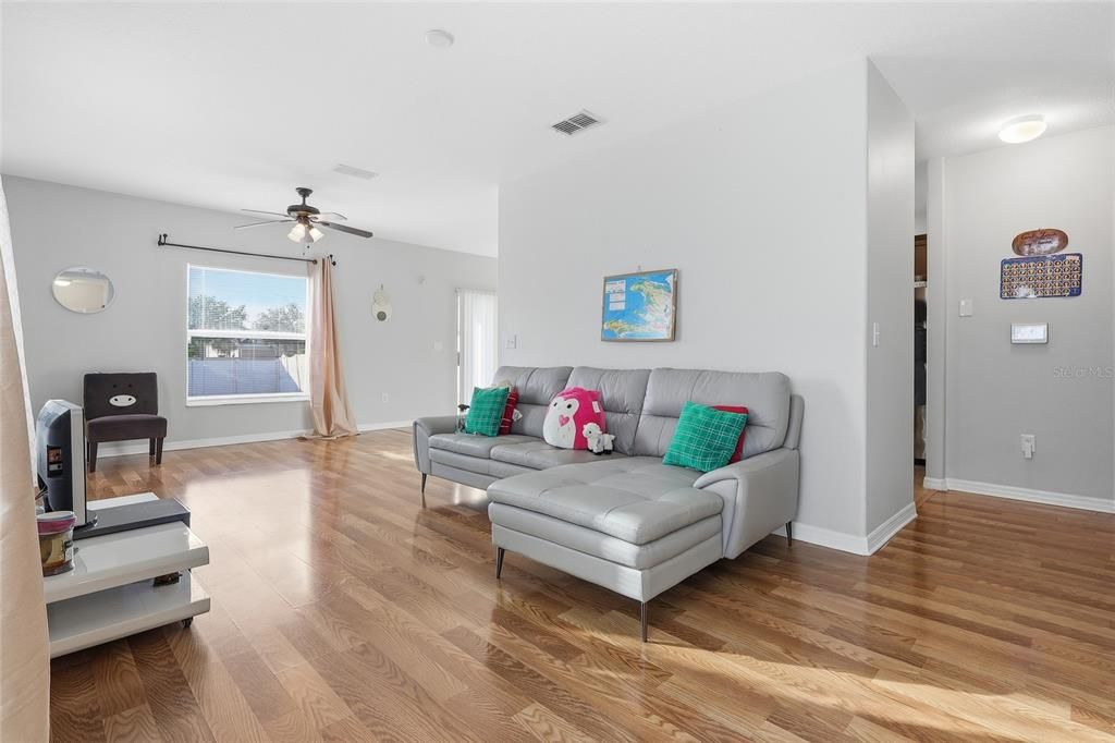 For Sale: $290,000 (3 beds, 2 baths, 1588 Square Feet)