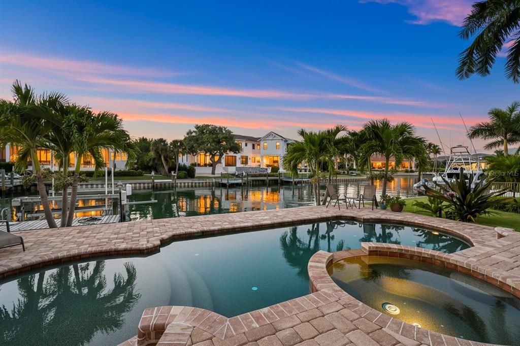 Activo con contrato: $5,295,000 (5 camas, 5 baños, 5240 Pies cuadrados)