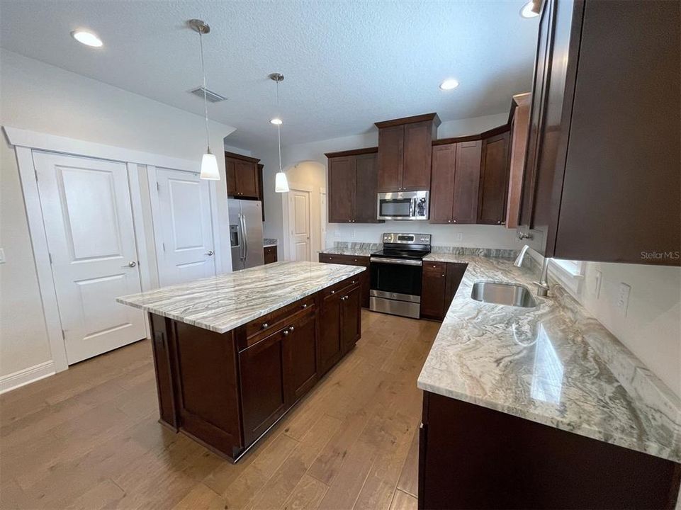 В аренду: $4,000 (4 спален, 3 ванн, 2090 Квадратных фут)