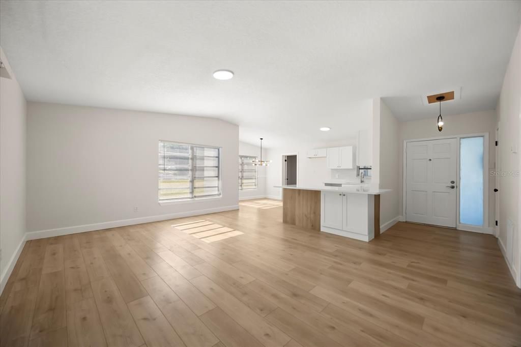 Active With Contract: $299,900 (3 beds, 2 baths, 1233 Square Feet)