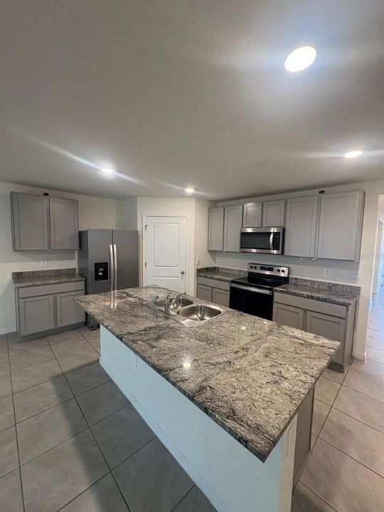 В аренду: $2,200 (4 спален, 2 ванн, 1828 Квадратных фут)