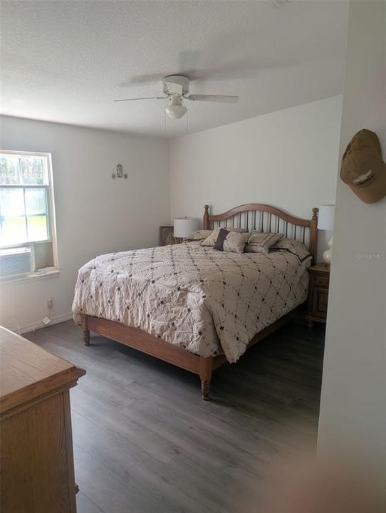 For Sale: $410,000 (4 beds, 2 baths, 1904 Square Feet)