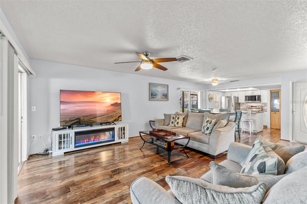 待售: $249,900 (2 贝兹, 2 浴室, 1128 平方英尺)