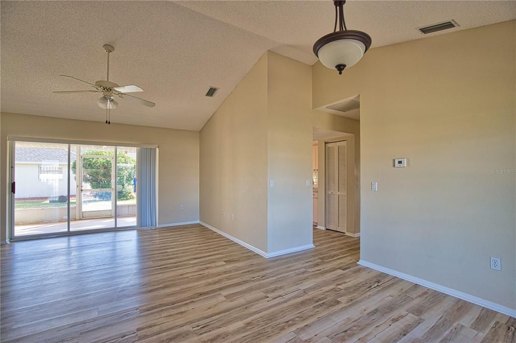 出租: $2,150 (3 贝兹, 2 浴室, 1608 平方英尺)