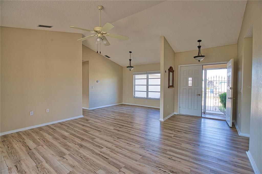 出租: $2,150 (3 贝兹, 2 浴室, 1608 平方英尺)