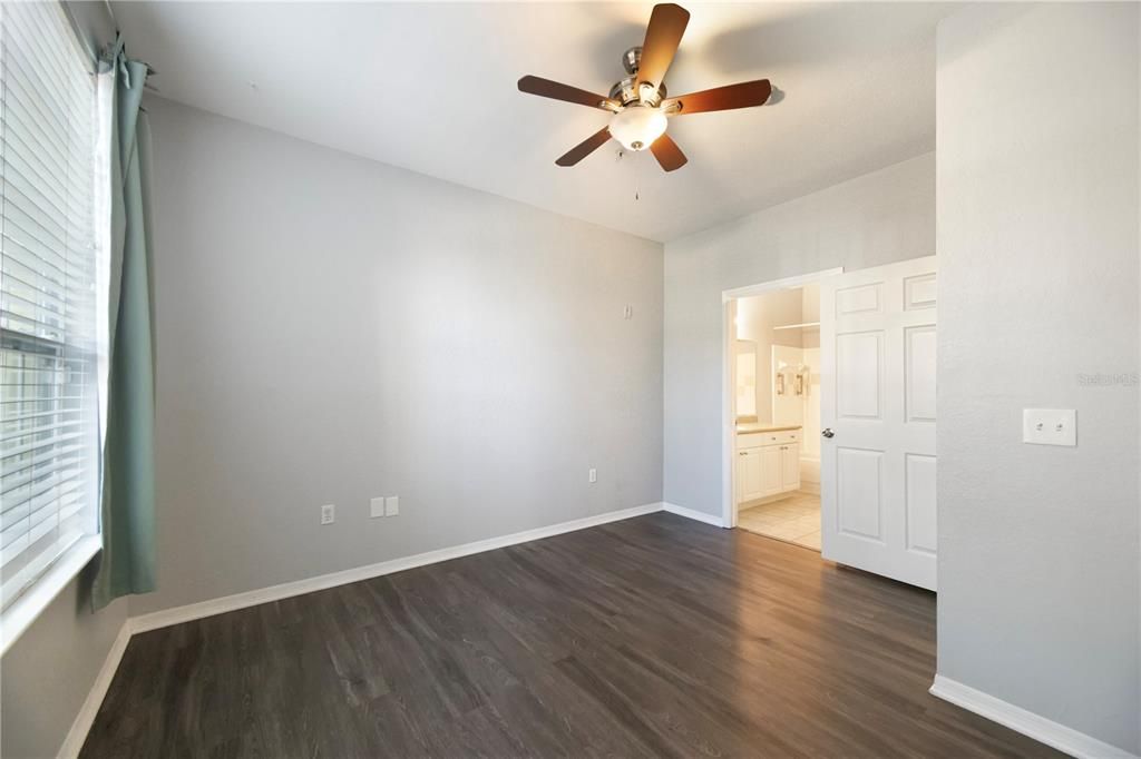 合同活跃: $1,700 (2 贝兹, 2 浴室, 1112 平方英尺)