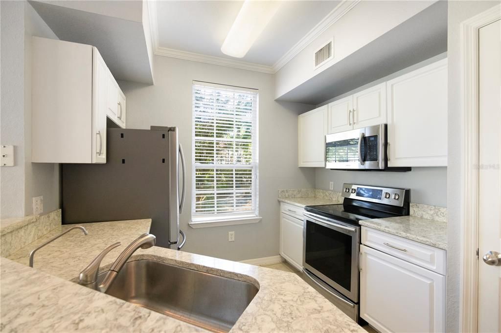 合同活跃: $1,700 (2 贝兹, 2 浴室, 1112 平方英尺)