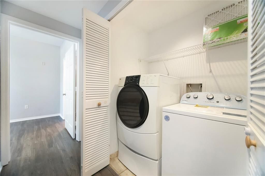 合同活跃: $1,700 (2 贝兹, 2 浴室, 1112 平方英尺)