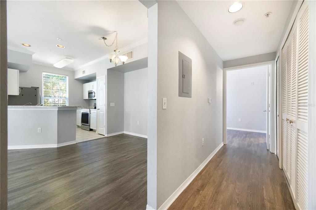 合同活跃: $1,700 (2 贝兹, 2 浴室, 1112 平方英尺)