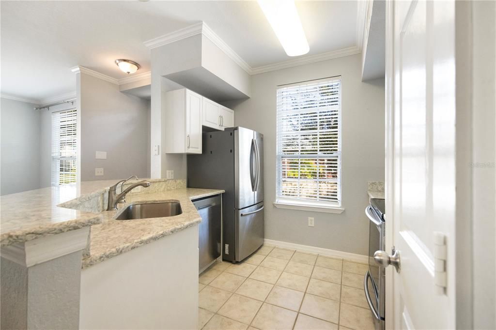 合同活跃: $1,700 (2 贝兹, 2 浴室, 1112 平方英尺)