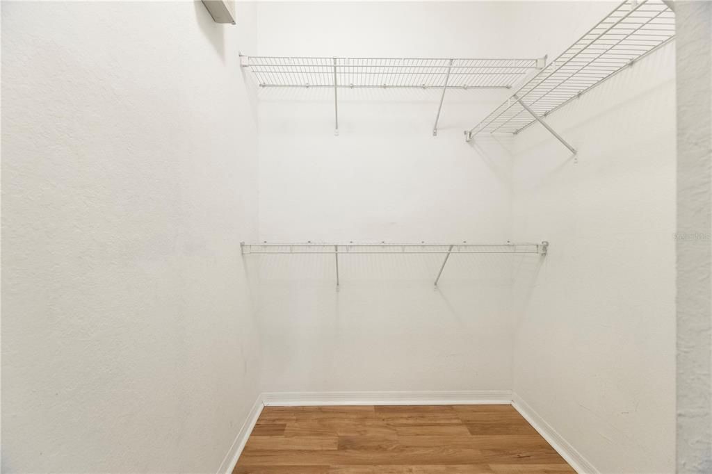 合同活跃: $1,700 (2 贝兹, 2 浴室, 1112 平方英尺)