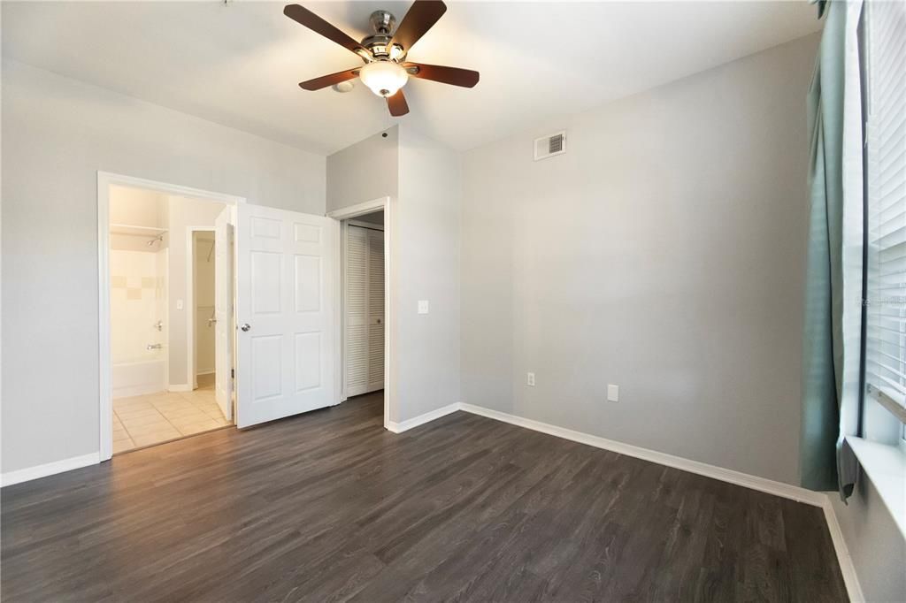 合同活跃: $1,700 (2 贝兹, 2 浴室, 1112 平方英尺)