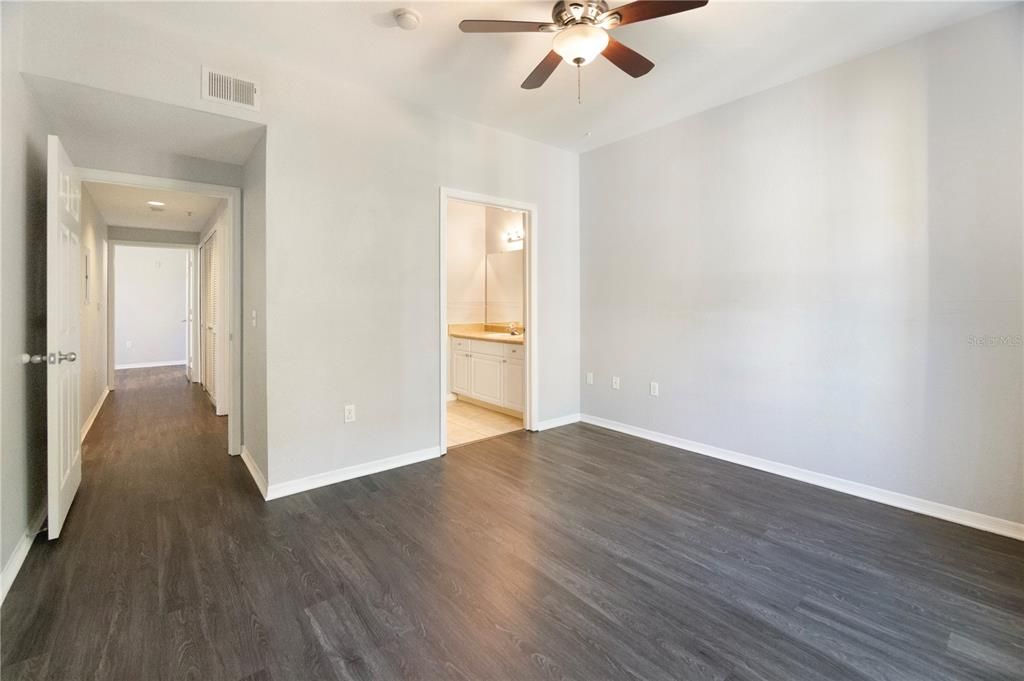 合同活跃: $1,700 (2 贝兹, 2 浴室, 1112 平方英尺)