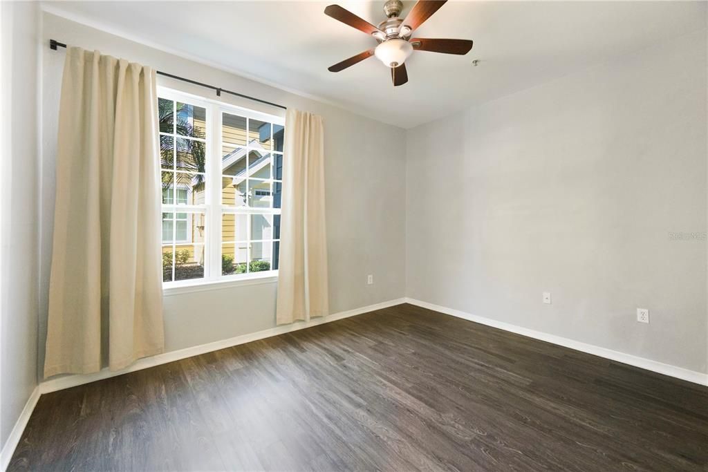 合同活跃: $1,700 (2 贝兹, 2 浴室, 1112 平方英尺)