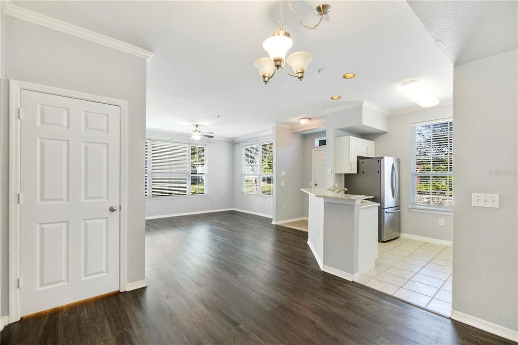 合同活跃: $1,700 (2 贝兹, 2 浴室, 1112 平方英尺)