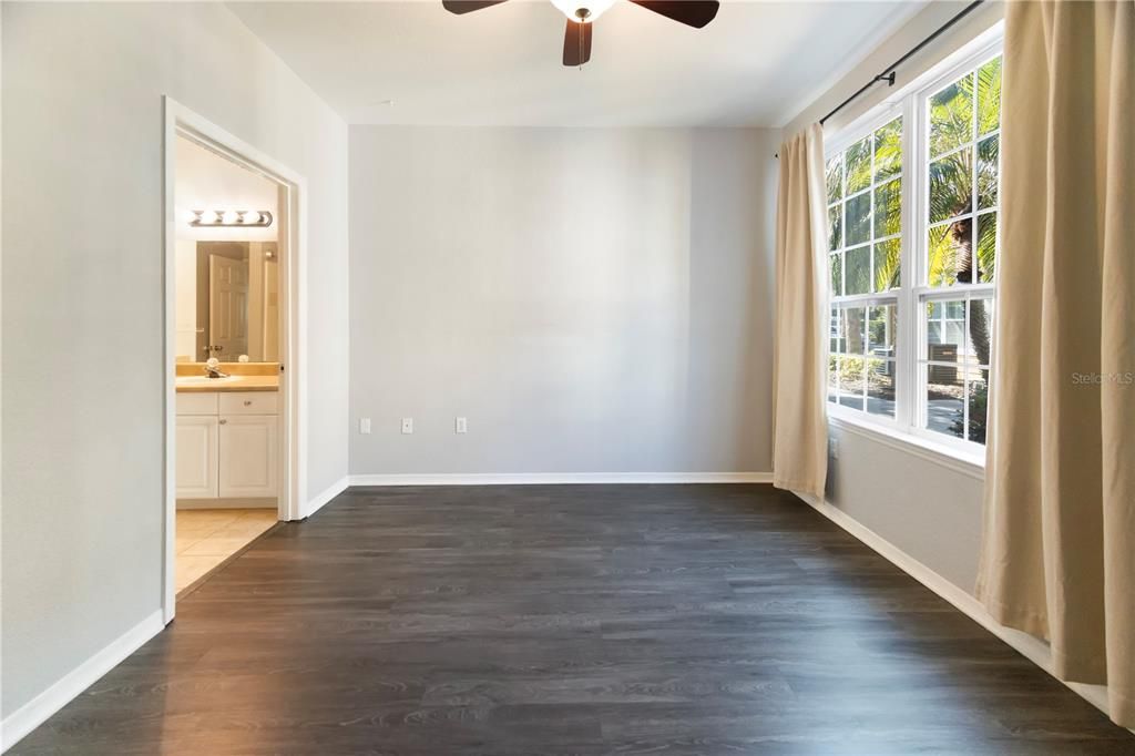 合同活跃: $1,700 (2 贝兹, 2 浴室, 1112 平方英尺)