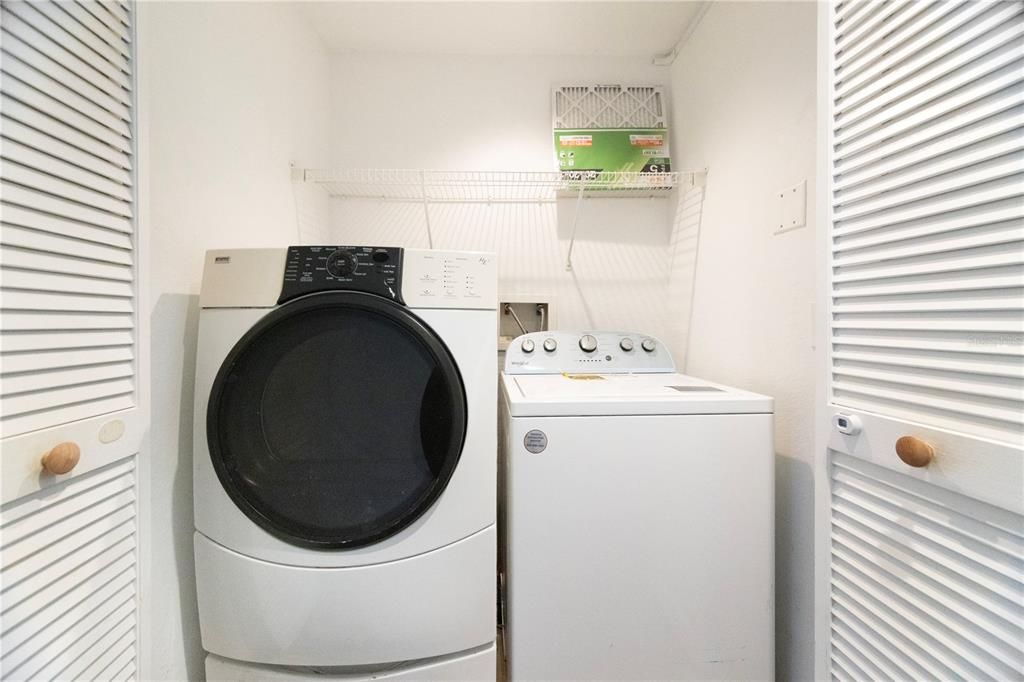 合同活跃: $1,700 (2 贝兹, 2 浴室, 1112 平方英尺)