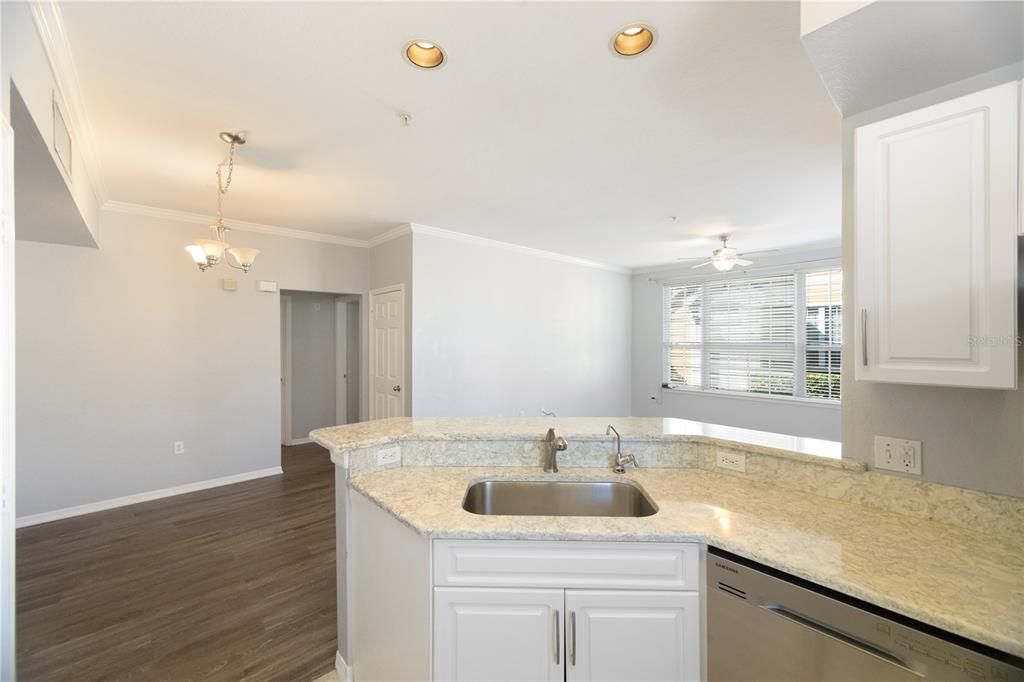 合同活跃: $1,700 (2 贝兹, 2 浴室, 1112 平方英尺)