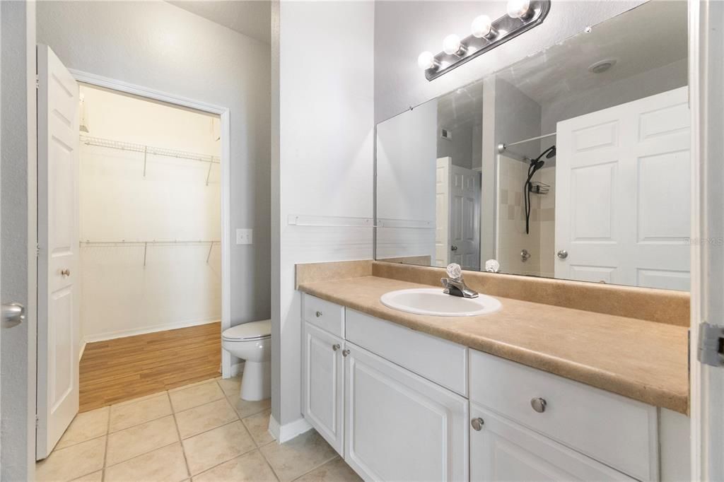 合同活跃: $1,700 (2 贝兹, 2 浴室, 1112 平方英尺)