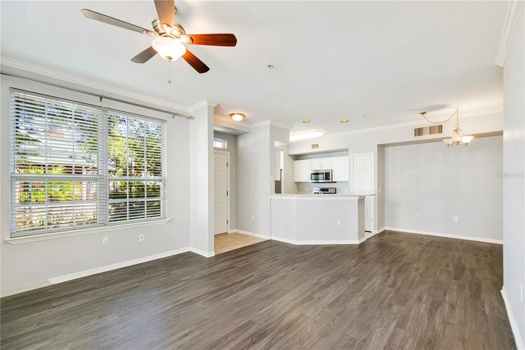 合同活跃: $1,700 (2 贝兹, 2 浴室, 1112 平方英尺)