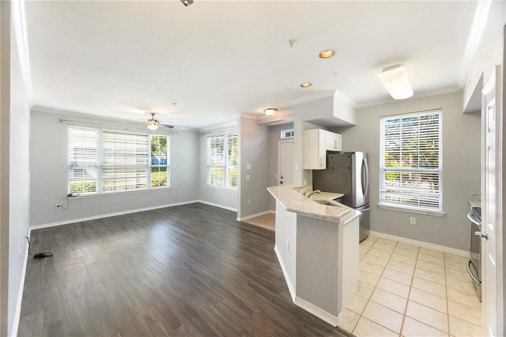 合同活跃: $1,700 (2 贝兹, 2 浴室, 1112 平方英尺)