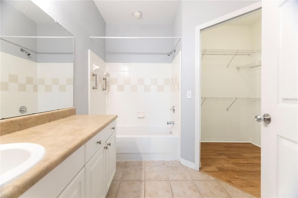 合同活跃: $1,700 (2 贝兹, 2 浴室, 1112 平方英尺)