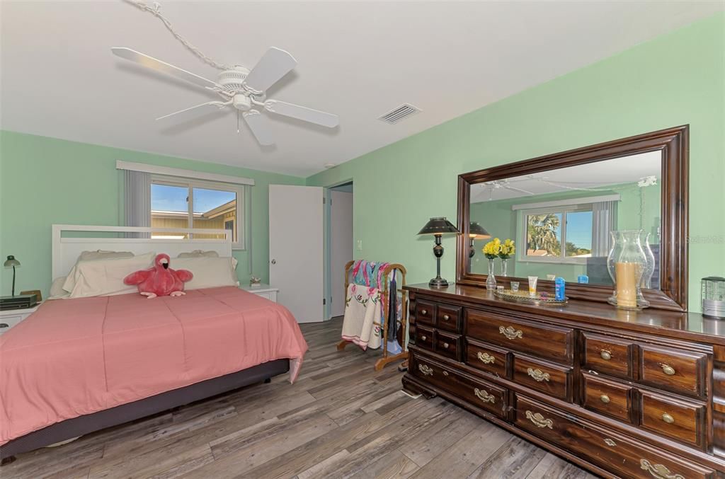 合同活跃: $349,900 (2 贝兹, 1 浴室, 1275 平方英尺)