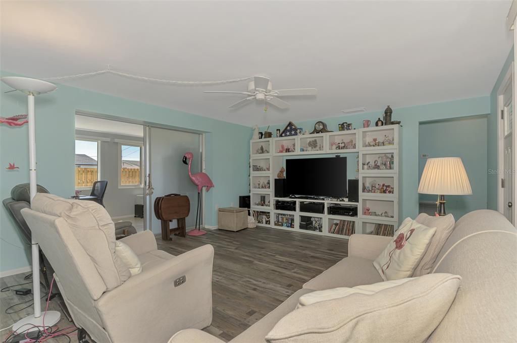 合同活跃: $349,900 (2 贝兹, 1 浴室, 1275 平方英尺)