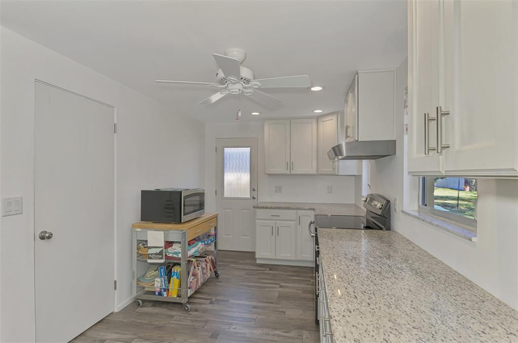 合同活跃: $349,900 (2 贝兹, 1 浴室, 1275 平方英尺)